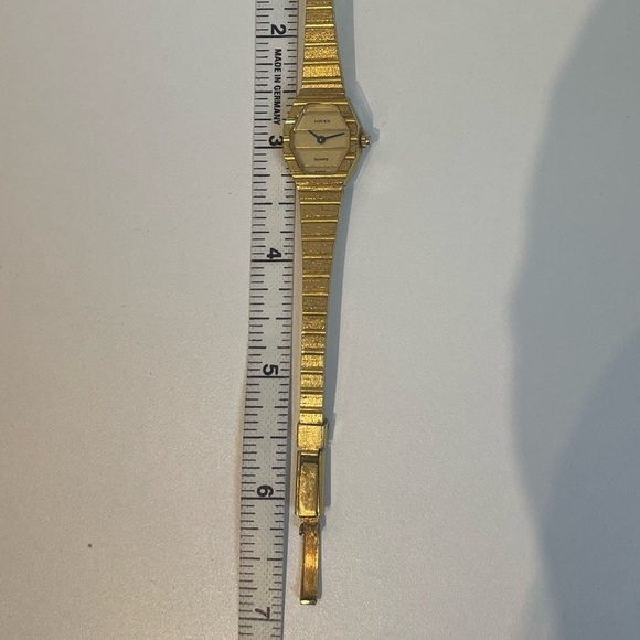VINTAGE Novex Quartz Swiss Small GOLD Watch - Picture 4 of 4